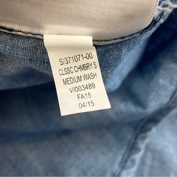 Old Navy Classic chambray medium wash women’s button down shirt Size S - Picture 11 of 15